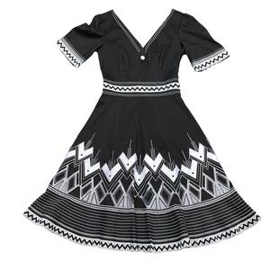 KAREN MILLEN Black & White Embroidered Skater Mini Dress V-Neck V-Back Size 2